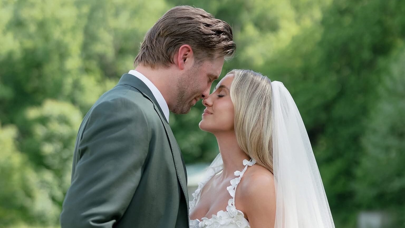 Lainey Wilson Marries Devlin Hodges In Beautiful Tennessee Wedding