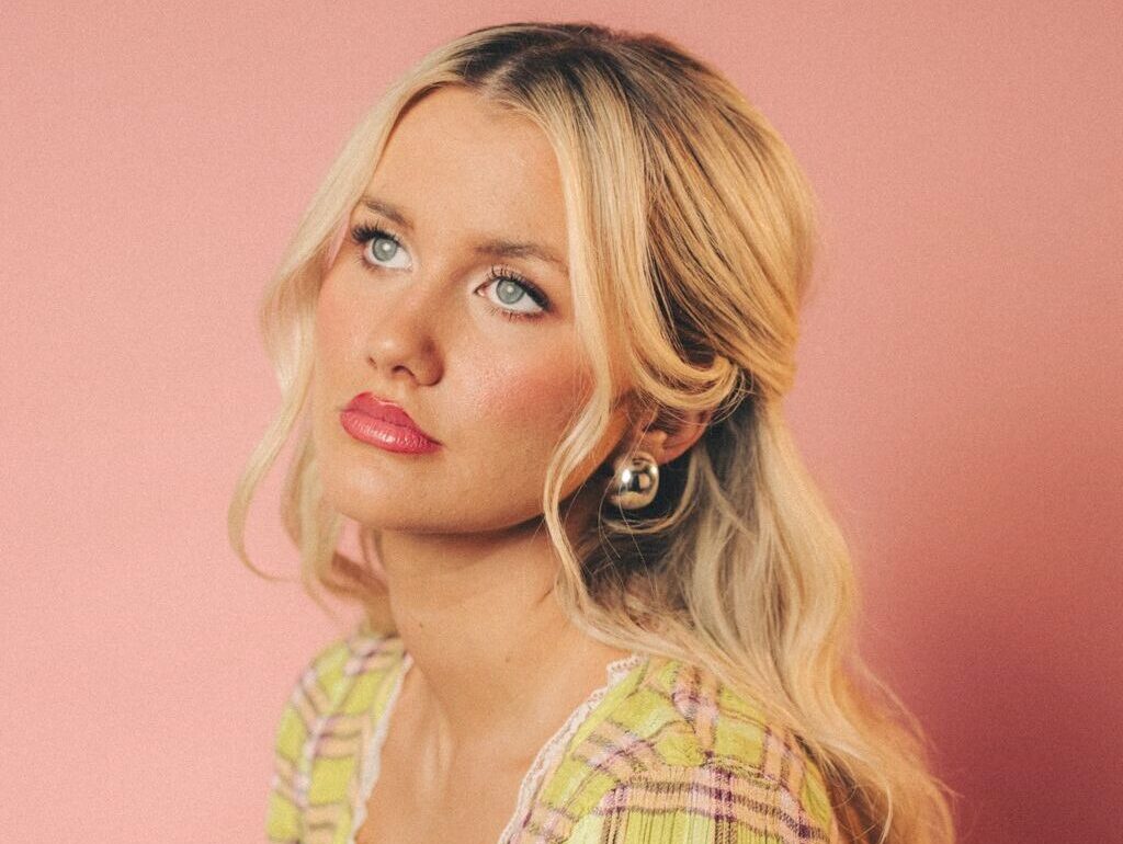 Elizabeth Nichols Announces First-Ever Headlining Tour “I Don’t Kiss and Tell, I Kiss and Tour”